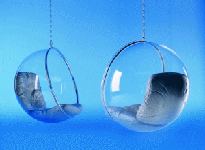 bubblechair Bubble Chair von Aarnio. Eine eigene kleine Welt, denn die Geräusche der Außenwelt werden gedämpft.