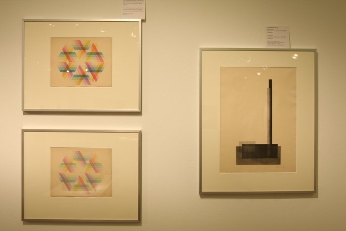 Zwei Arbeiten von Josefa Forsch (links) und eine von László Moholy-Nagy (rechts), gesehen bei