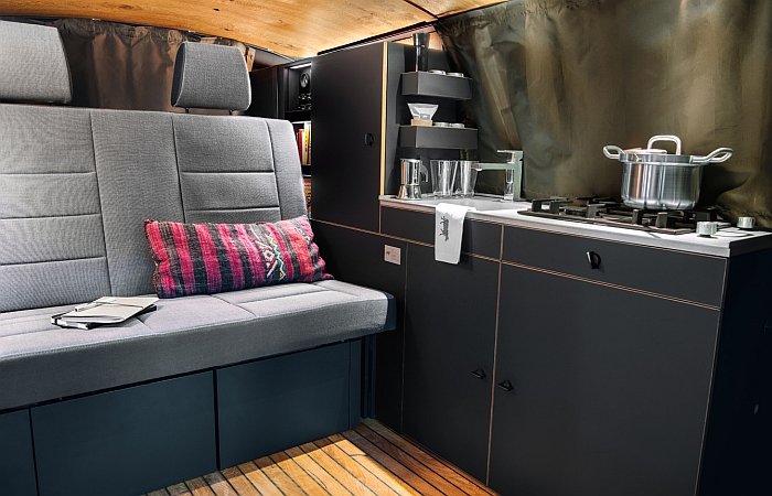 Die Lounge der Holzklasse von Nils Holger Moormann & CustomBus