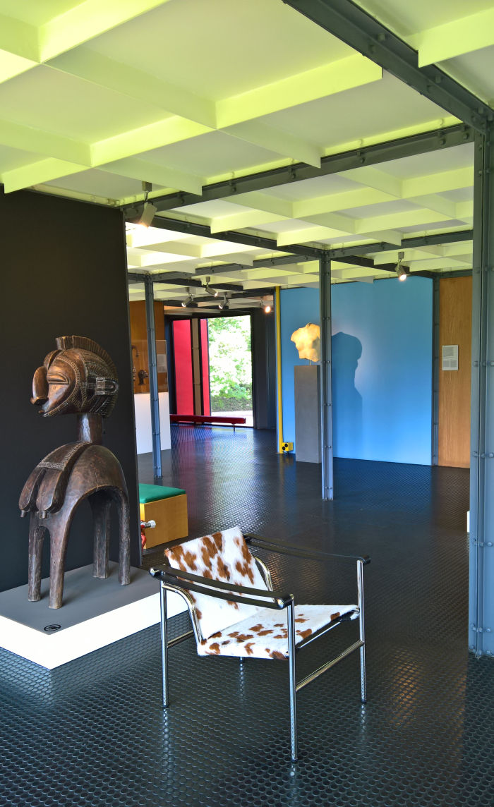 Eine Baga-Schultermaske, LC1 von Le Corbusier/Jeanneret/Perriand und Aphrodite, gesehen bei