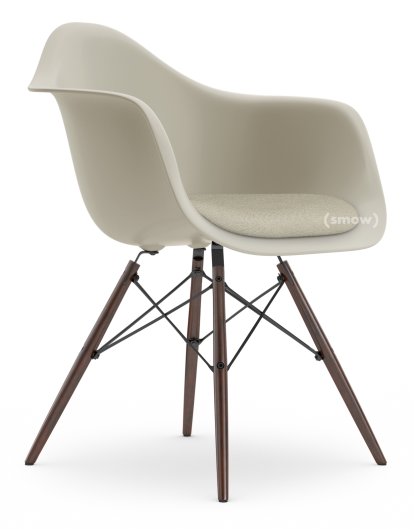 Eames Plastic Armchair DAW, Kieselstein, Mit Sitzpolster, Warmgrey / elfenbein, Standardhöhe - 43 cm, Ahorn dunkel